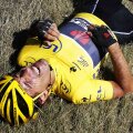 Fabian Cancellara, agonizînd la cîteva momente după căzătura din etapa a treia, foto: reuters