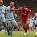 Sterling, dreapta, într-un duel din sezonul trecut cu viitorul său coechipier Zabaleta // Foto: Reuters