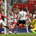 Kyle Walker, numărul 2, trimite în proprie poartă de lîngă Rooney
// Foto: Guliver/GettyImages
