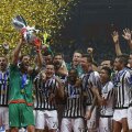 Buffon, fericit, cu primul trofeu al sezonului bianconero // Foto: Guliver/GettyImages