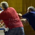Ioan Ani (în alb) bătaie cu soțul lui Amariei (în albastru), despărțiți de Mircea Petruș // Foto: Dan Porcutan