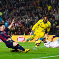 Messi îl învinge pe Beto și marchează golul cu care a doborît recordul lui Zarra, 251 de reușite în Primera // Foto: Gulliver/GettyImages