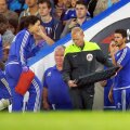 Eva Carneiro, în timp ce încerca să îi explice lui Mourinho situația de pe teren, foto: reuters