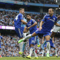 Kompany, dreapta, "ucide" derby-ul de pe "Etihad": 2-0