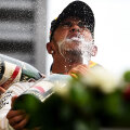 Lewis Hamilton sub euforia victoriei şi a şampaniei // Foto: Guliver/GettyImages