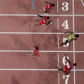 În finala de la 100 m, primul care a atins cu umărul linia de sosire a fost Usain Bolt (culoarul 5), fiind urmat la o sutime de secundă de Justin Gatlin (culoarul 7) // Foto: Getty Images