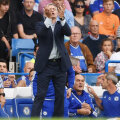 Mourinho a clacat tocmai la meciul 100 pe banca lui Chelsea în Premier // Foto: Reuters