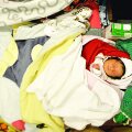 Imagine emoționantă surprinsă la Budapesta, miercuri spre joi noaptea, de fotoreporterul Gazetei Sporturilor, Raed Krishan. Micuţul din imagine, copil al unor refugiaţi sirieni, s-a născut luni seară. În Ungaria. Aştepta, alături de părinţi şi rude, "verdele" pentru Germania în pasajul din faţa Gării Internaţionale din oraş