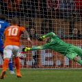 Cillessen atinge mingea lui Sigurdsson, dar ia gol la penalty // Foto: Reuters