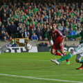 Lafferty (în verde) șutează cu furie și îi menține pe nord-irlandezi în cursa pentru primul lor Euro: 1-1 // Foto: Reuters