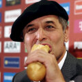 Selecționerul Koller e pregătit de Euro francez, cu beretă și baghetă