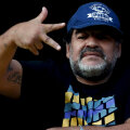 Lui Maradona i-a cășunat și pe Platini (în medalion)