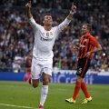 Ronaldo celebrează cel de-al treilea său hat-trick în Ligă. În plan secund, Kucer e un monument de dezamăgire