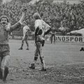 Imagine din Corvinul - Dinamo 1-2 (14 martie '81). Ardelenii Nicșa și Petcu se bucură după gol, în timp ce Dinu, Bumbescu și Speriatu sînt resemnați. foto: arhivă GSP