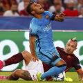 Rafinha urlă de durere. Simțea că accidentarea e gravă // Foto: Reuters