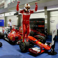 Sebastian Vettel, cocoţat pe monopostul său, sărbătoreşte victoria de ieri, din Singapore // Foto: Guliver/GettyImages