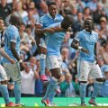 Sterling, 20 de ani, 1,70 m, s-a cocoțat pe umerii lui Yaya Toure, 32 de ani, 1,88 m // Foto: Reuters