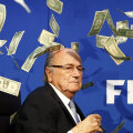 Pe 20 iulie, un comediant britanic a pătruns în sediul FIFA și a aruncat un teanc de dolari falși deasupra lui Sepp Blatter // Foto: Reuters