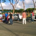 Așa arăta scena accidentului după ce românul a ras cu furgoneta portiera Fordului Fiesta (dreapta), omorîndu-l pe Bruni