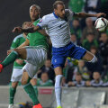 Magennis (stînga) l-a depășit constant pe grecul Moras în duelurile aeriene // Foto: Reuters