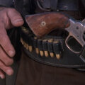 Degetul ciunt al actorului Lee Van Cleef în filmul ”The Good, The Bad and The Ugly”