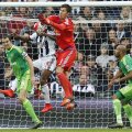 Berahino se izbește de Panti, apoi îi fură cu mîna mingea scăpată de portar și înscrie // Foto: Reuters