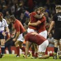 Rugbyştii francezi nu-şi pot camufla dezamăgirea la finalul meciului // Foto: Reuters