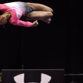 Americanca Simone Biles plutind deasupra bîrnei // Foto: Reuters