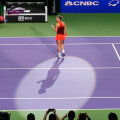 Ca o vedetă, în spotul de lumină, Simona Halep salută publicul după victoria de ieri // Foto: Guliver/GettyImages