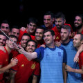 Casillas e la mare preț. Toți colegii de la națională au vrut un selfie cu el // Foto: Reuters