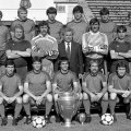 Marea echipă a Stelei, cu Bălan, prezentînd trofeul Cupei Campionilor