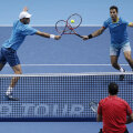 Horia Tecău (stînga) şi Jean-Julien Rojer într-unul dintre momentele încinse ale meciului de ieri // Foto: AFP