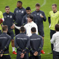 Jucătorii îl ascultă pe selecționerul Low, dar se poate citi pe fețele lor că nu le mai stă capul la fotbal // Foto: Reuters