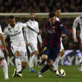 Leo Messi, singur împotriva tuturor madrilenilor în această imagine. Dar argentinianul are colegi de mare valoare. Barca e o mașină de fotbal // Foto: AFP