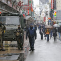 La Bruxelles, soldații cu mitraliere patrulează printre trecători // Foto: Reuters