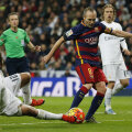 Clipa perfecțiunii: Andres Iniesta șutează și înscrie pe "Bernabeu". Marcelo și Modrici știu că e gol // Foto: Reuters