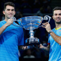 Horia Tecău şi Jean-Julien Rojer prezintă trofeul cîștigat la Londra // Foto: Guliver/GettyImages