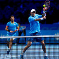 Horia Tecău într-o postură tipică la fileu, atent la un voleu de rever. În plan secund, partenerul său, Jean-Julien Rojer // Foto: Guliver/GettyImages