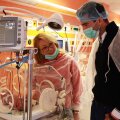 Horia Tecău, privind cu emoţie incubatorul în care se află un bebeluş cu probleme