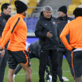 Lucescu, aseară, la antrenament. Ultimele sfaturi înaintea meciului cu Real // Foto: Reuters