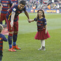 Benjamin aleargă spre Delfina și Luis Suarez. Micul Messi e și el acolo