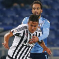 Dybala (alb-negru) se strecoară cu abilitate printre laziali. MVP-ul lui Juve pe Olimpico // Foto: Reuters