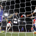 Pe 29 septembrie, Ospina (centru) și-a dat autogol la 1-1. S-a terminat 2-3 // Foto: Reuters