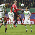 Brazilianul Naldo, stînga, în alb, înscrie cu capul și pecetluiește soarta lui United // Foto: Reuters