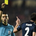 Hațegan i-a dat "galben" lui Godin, stoperul lui Atletico, în minutul 68 // Foto: AFP
