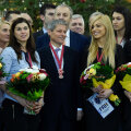 Premierul Cioloş, înconjurat de handbaliste de bronz // Foto: Guvernul României
