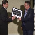 Răzvan Luțac (cel mai bun jurnalist de presă scrisă) primește premiul de la Narcis Răducan