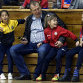Duckadam alături de copiii îmbrăcaţi în echipamentul sportiv care îi poartă numele // Foto: Raed Krishan