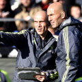 Zidane și David Bettoni (stînga), cel care îl ajută și la antrenamente, și în timpul meciurilor // Foto: AFP