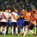 Grămadă ca la rugby, după capul în figură primit de Tevez